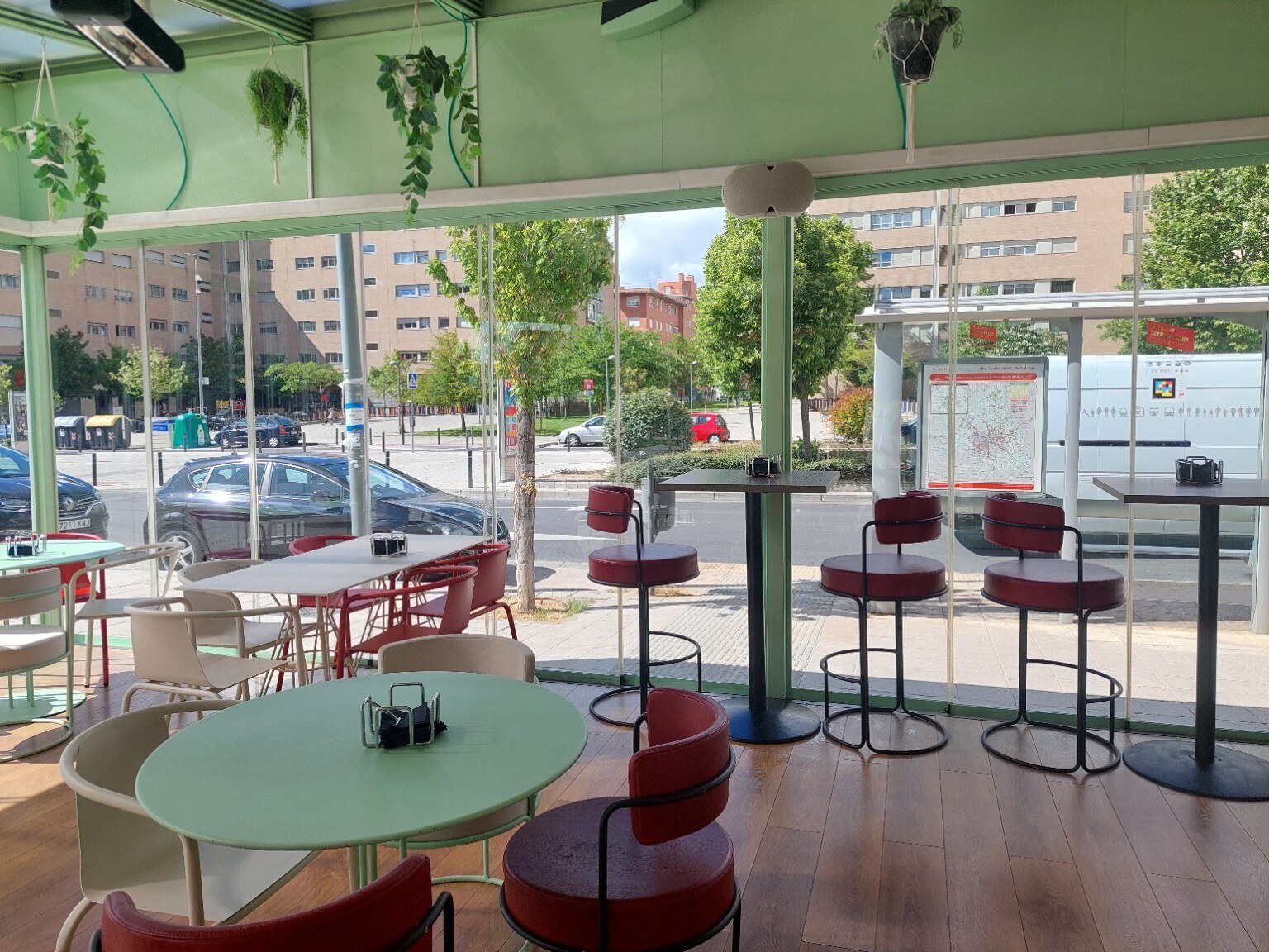 Cristaleras limpias en la terraza cerrada de un local de hostelería de Madrid