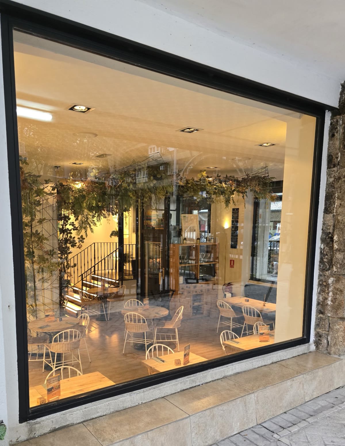 Escaparate limpio de un restaurante en Madrid visto desde la calle