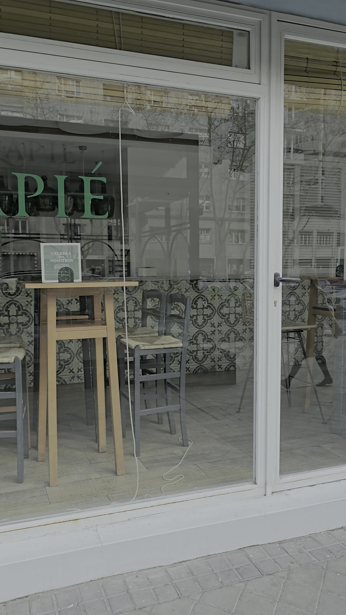 Fachada acristalada limpia de un bar en Madrid