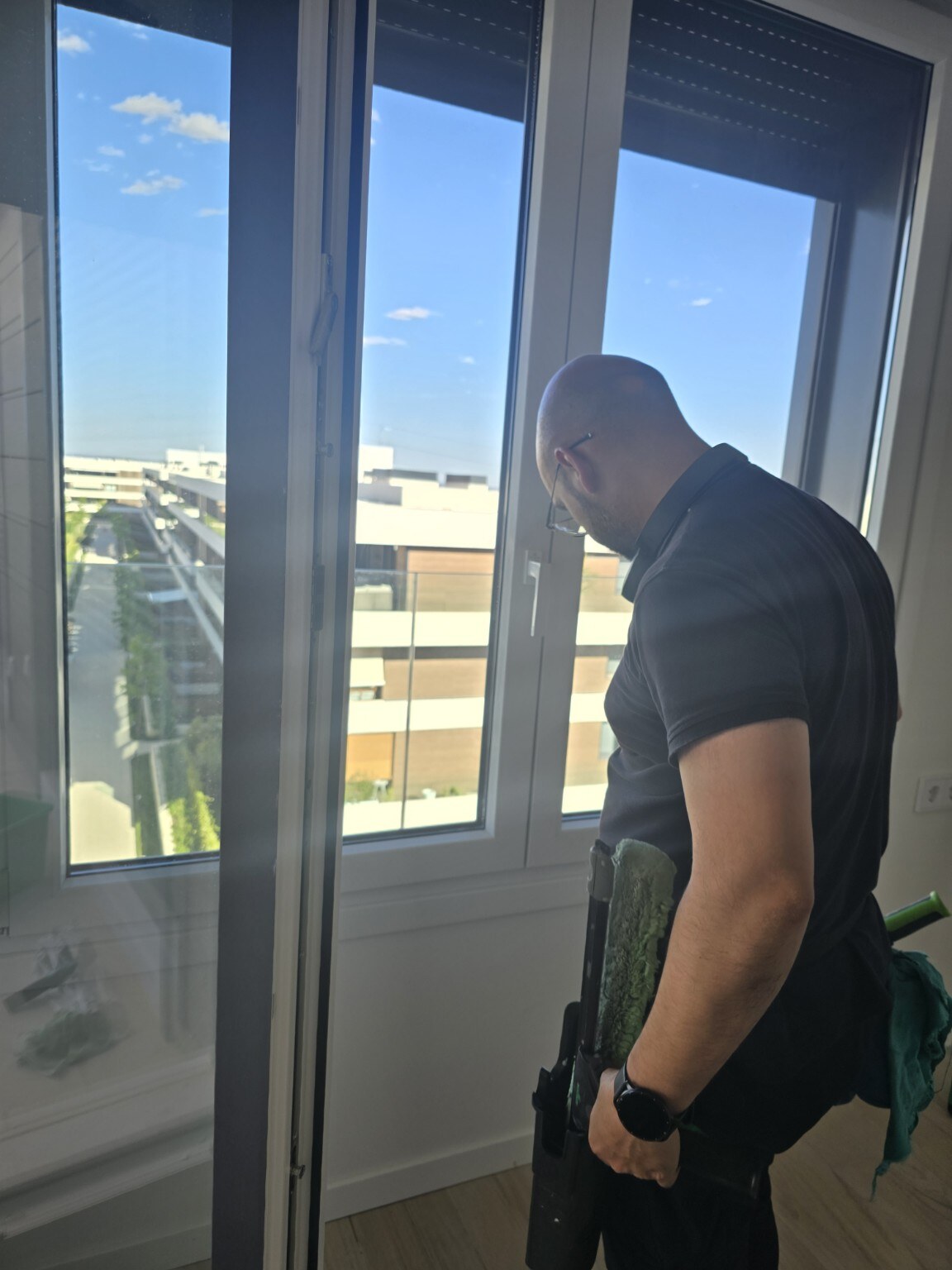 Profesional limpiando los cristales de una vivienda en Madrid