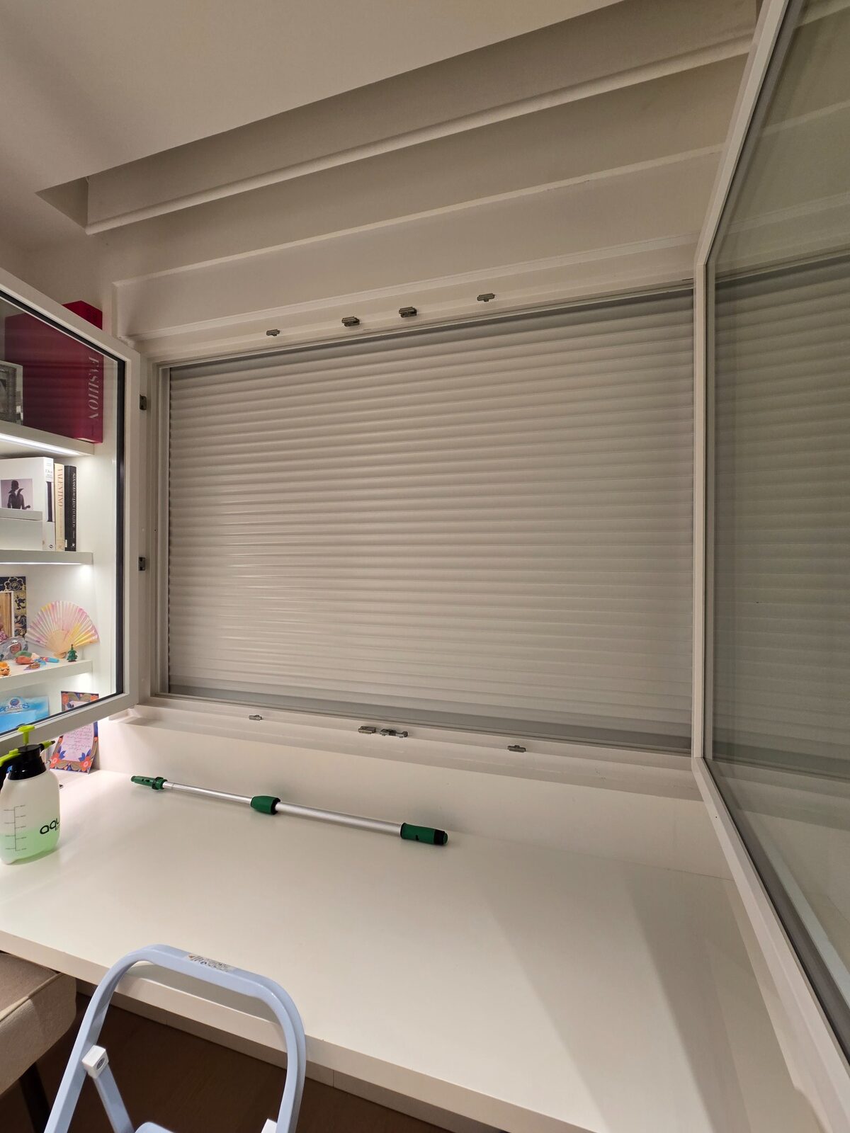 Limpieza real de una ventana y su persiana en una vivienda de Madrid