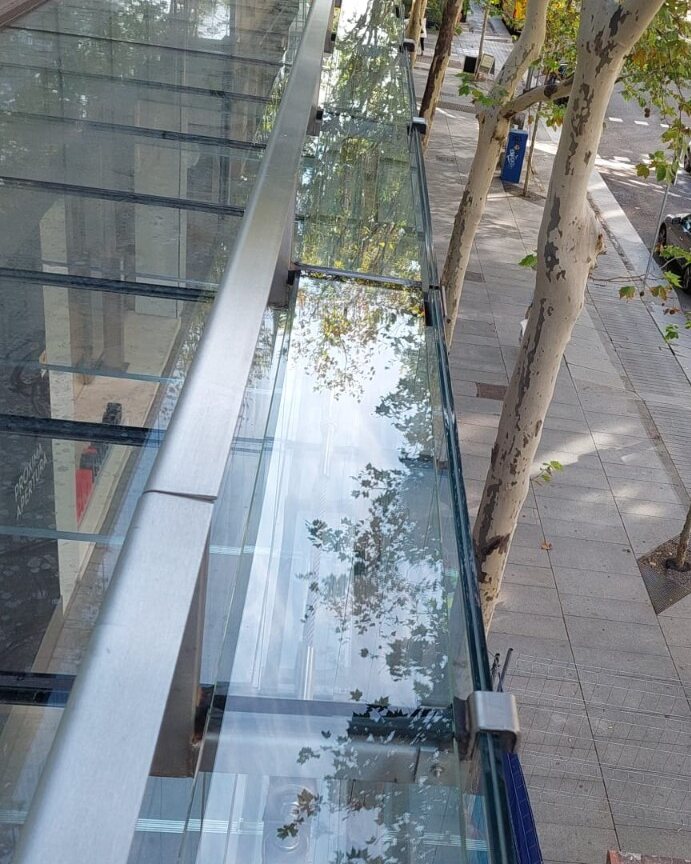 Cristaleras exteriores accesibles limpias en un edificio de Madrid