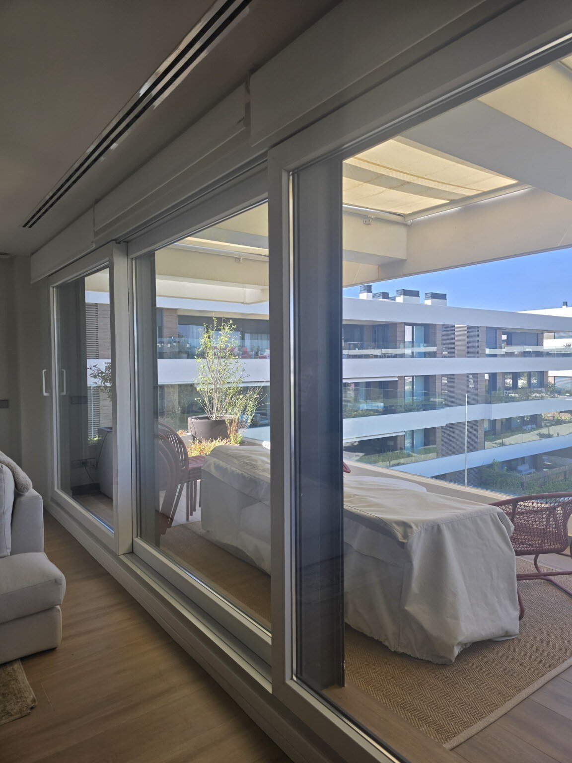 Ventanales correderos limpios en una vivienda de Madrid