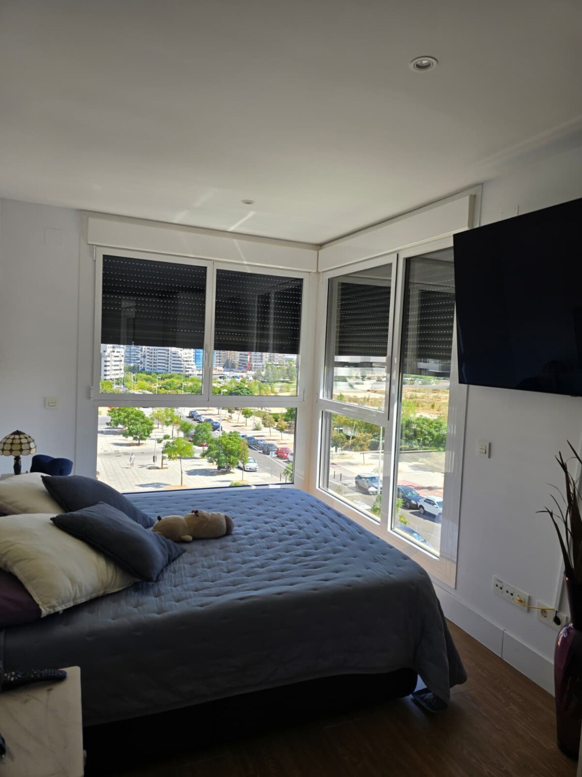 Ventanas y persianas limpias en un dormitorio de Madrid